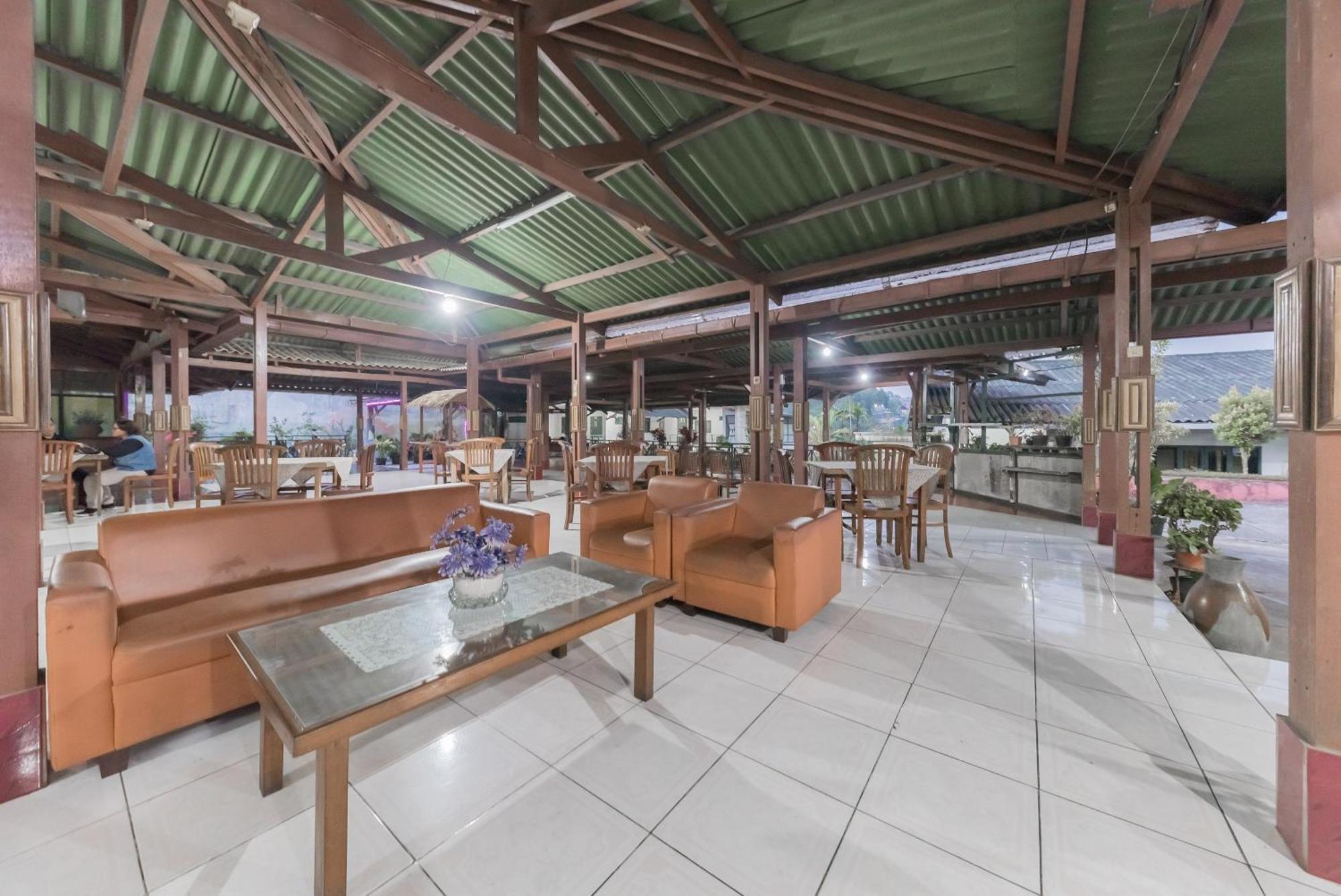 Reddoorz Plus At Hotel Griya Astoeti Bogor Exteriör bild