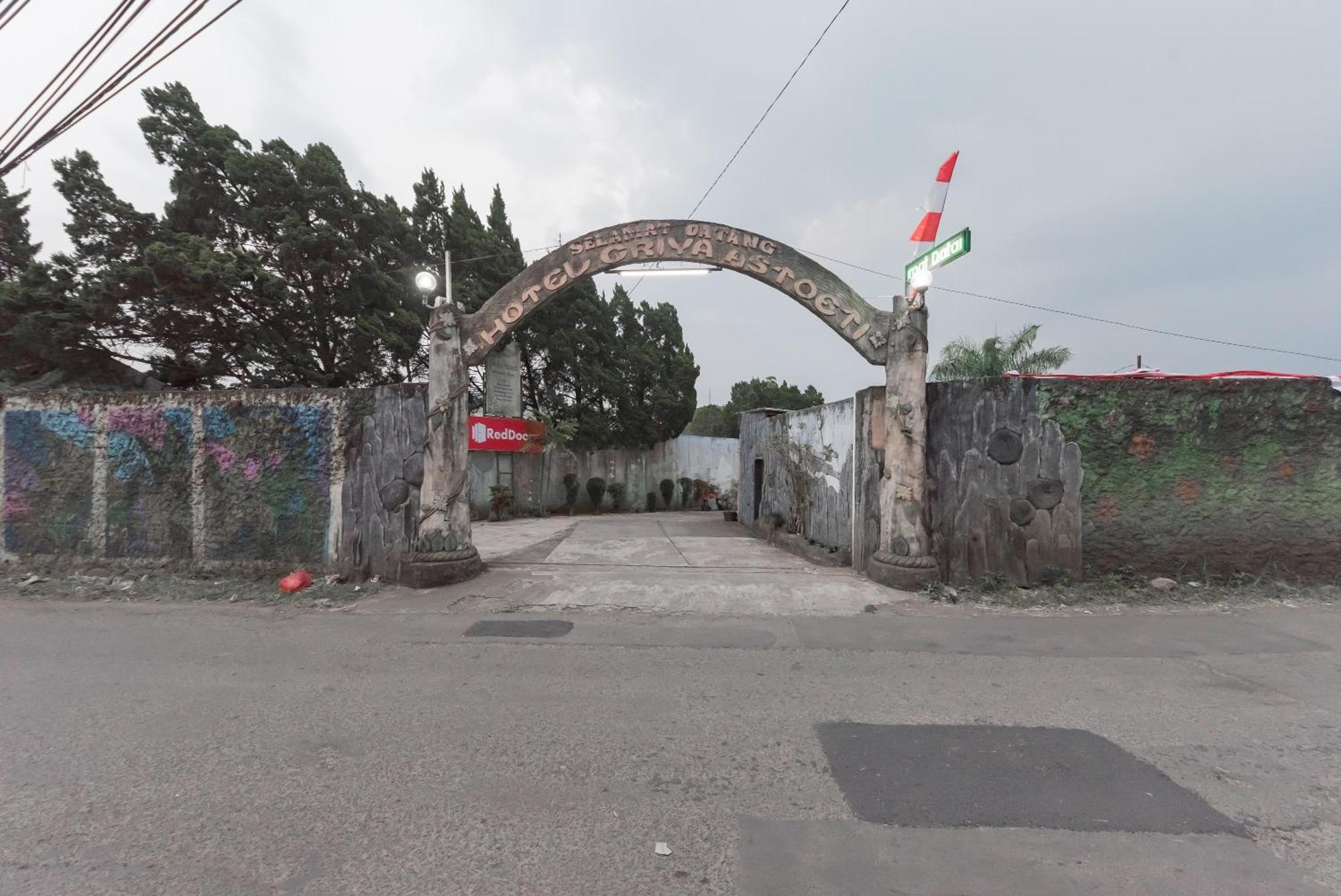 Reddoorz Plus At Hotel Griya Astoeti Bogor Exteriör bild