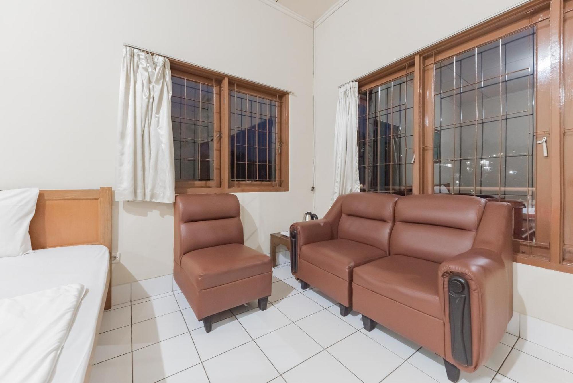 Reddoorz Plus At Hotel Griya Astoeti Bogor Exteriör bild
