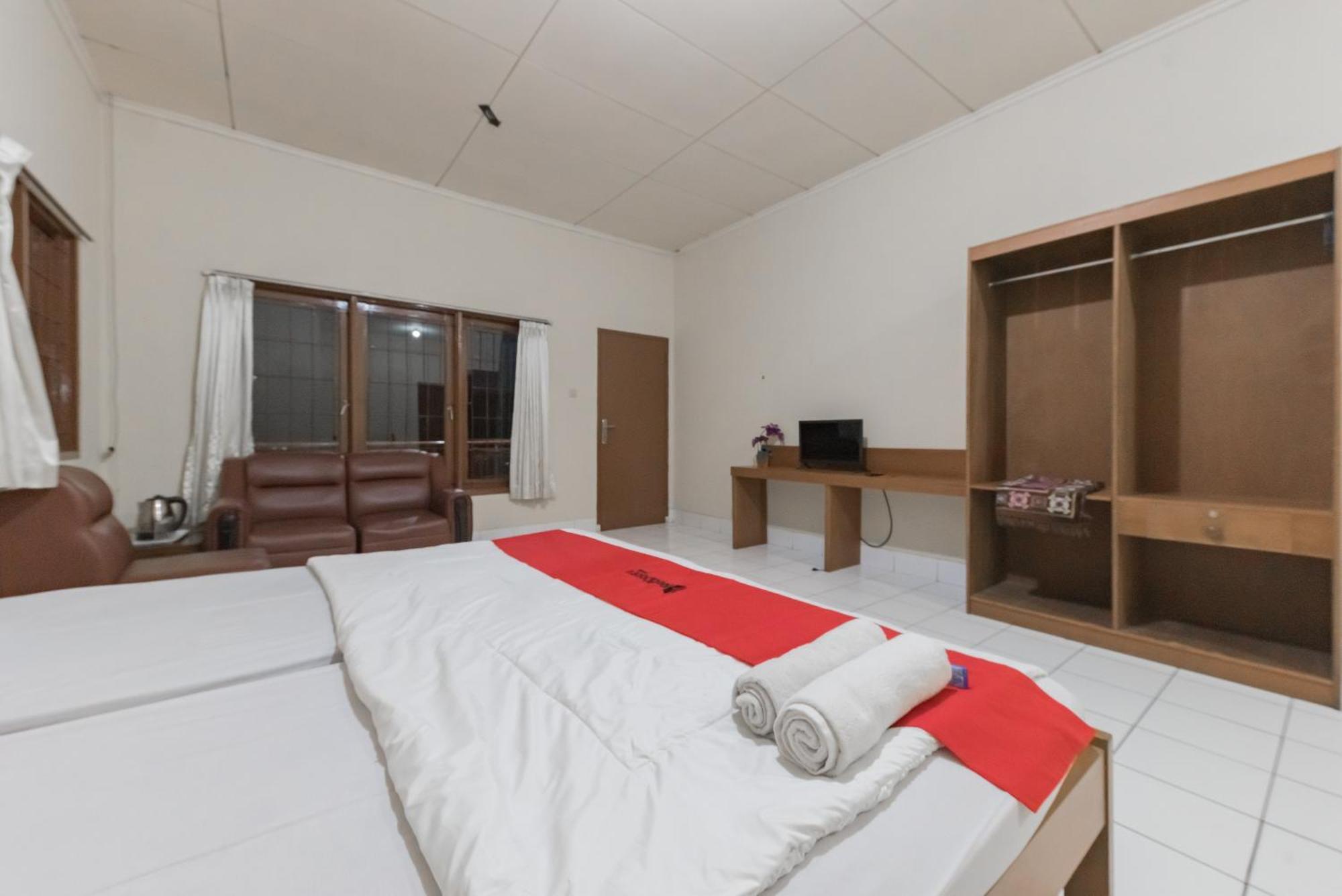 Reddoorz Plus At Hotel Griya Astoeti Bogor Exteriör bild