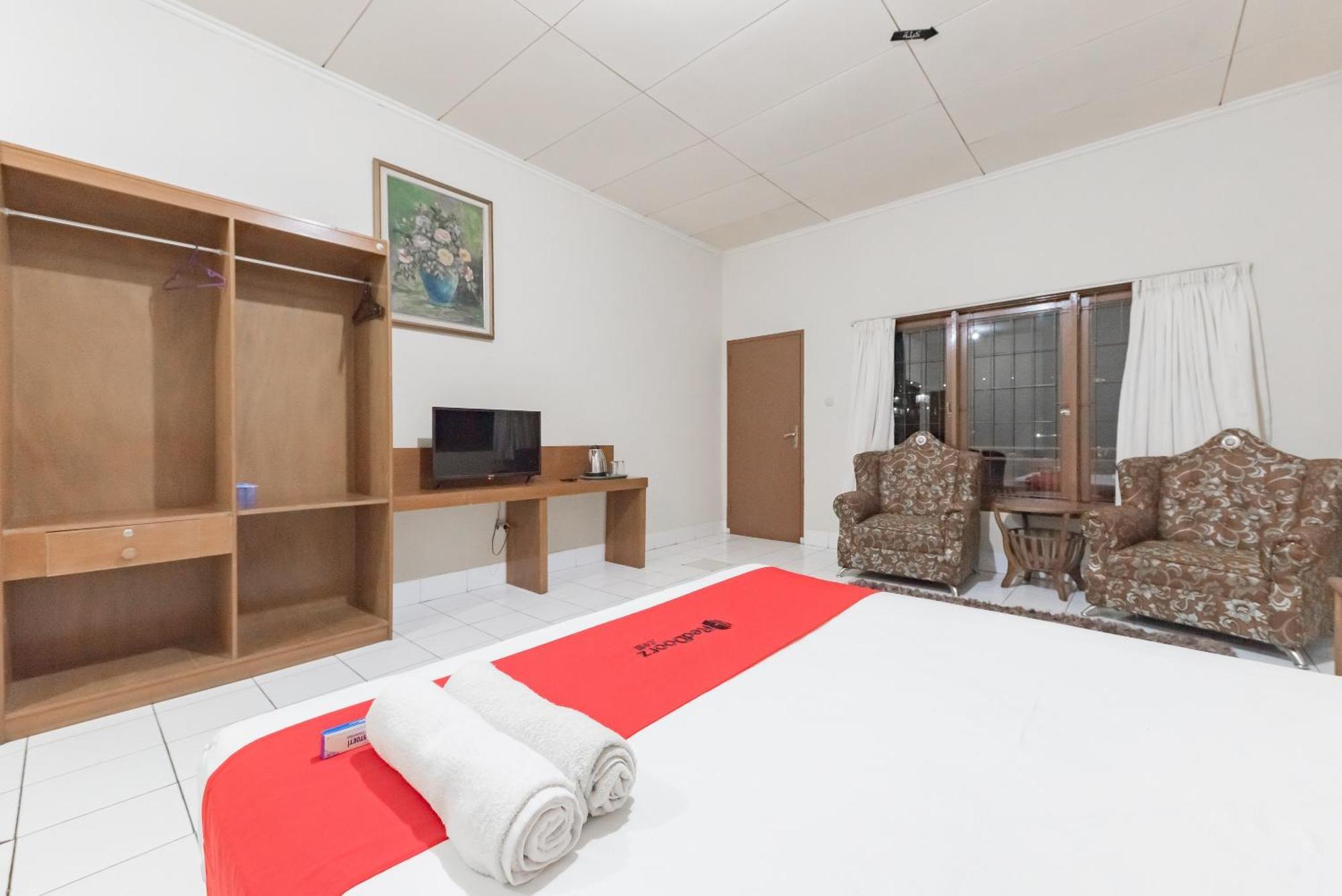 Reddoorz Plus At Hotel Griya Astoeti Bogor Exteriör bild