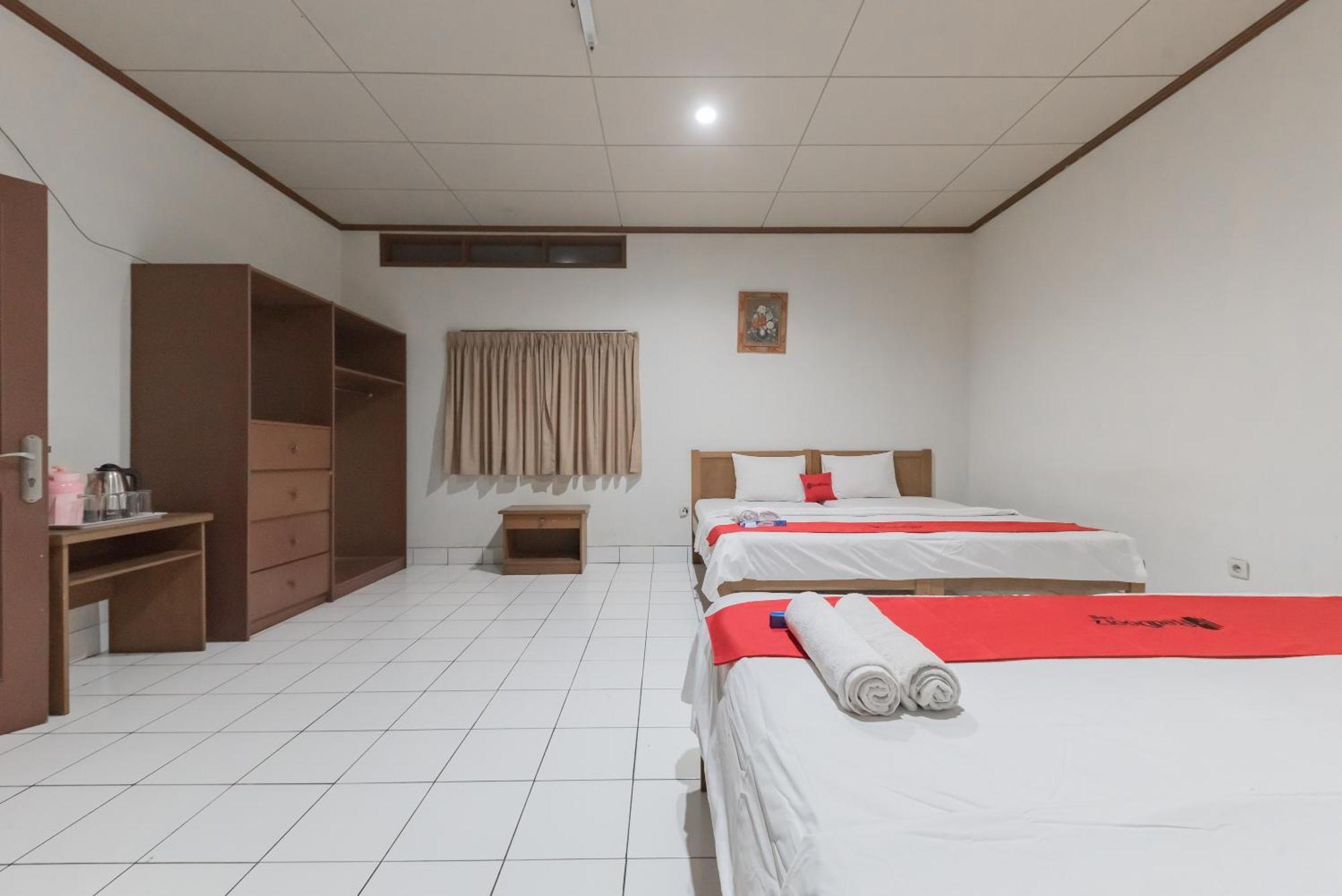 Reddoorz Plus At Hotel Griya Astoeti Bogor Exteriör bild