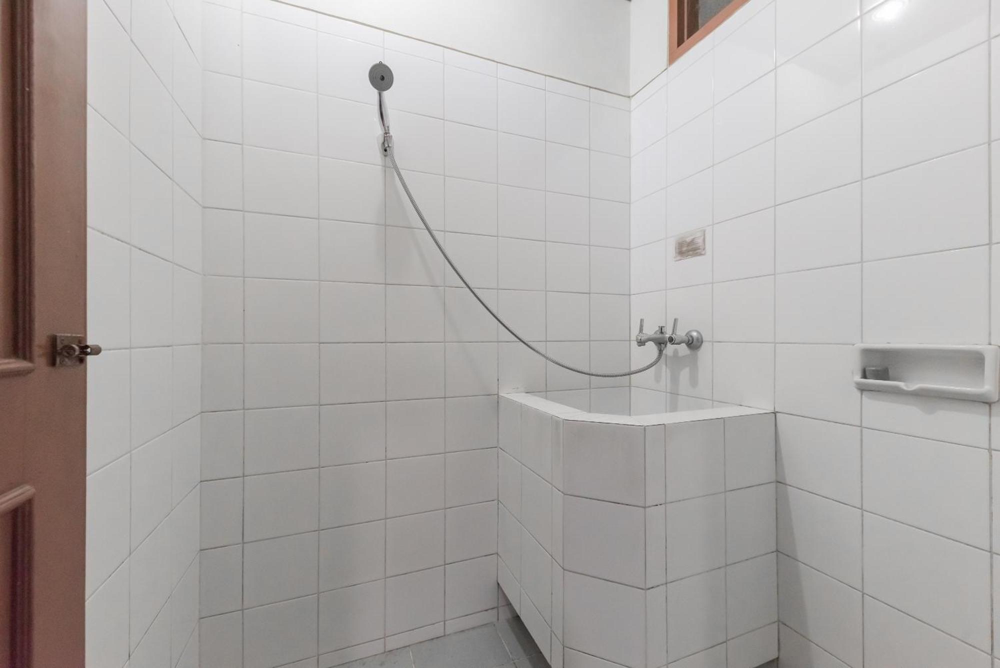 Reddoorz Plus At Hotel Griya Astoeti Bogor Exteriör bild