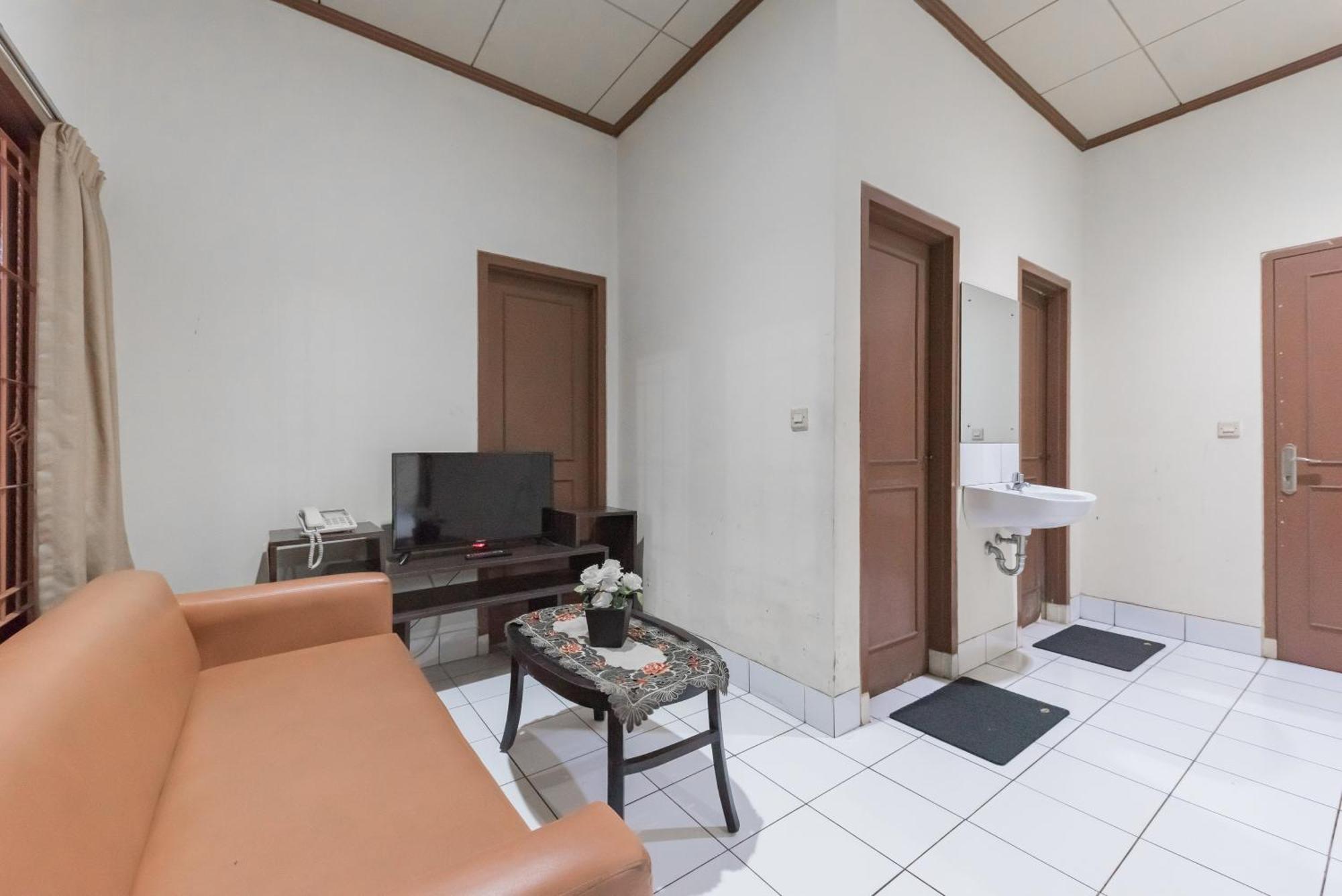 Reddoorz Plus At Hotel Griya Astoeti Bogor Exteriör bild