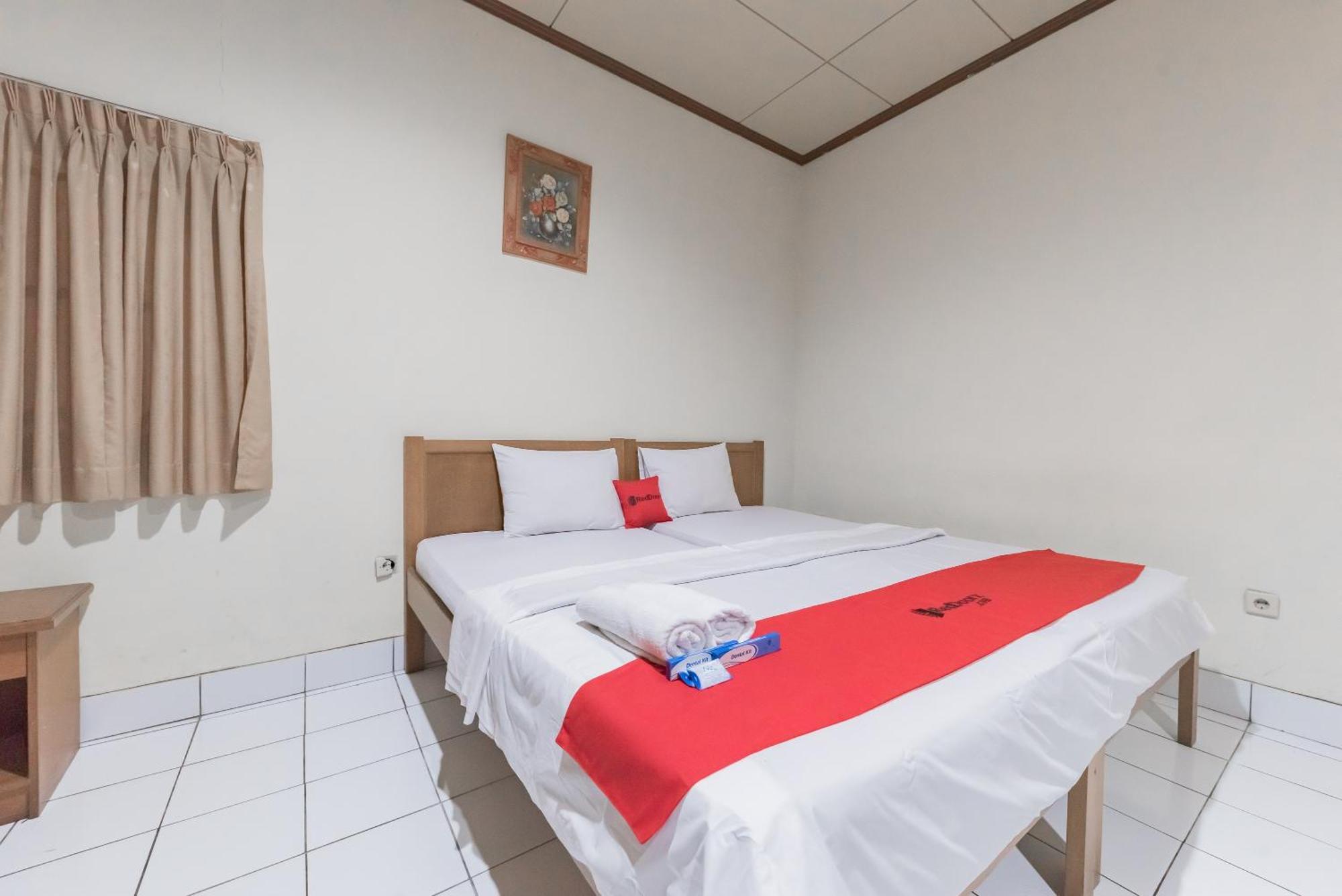 Reddoorz Plus At Hotel Griya Astoeti Bogor Exteriör bild