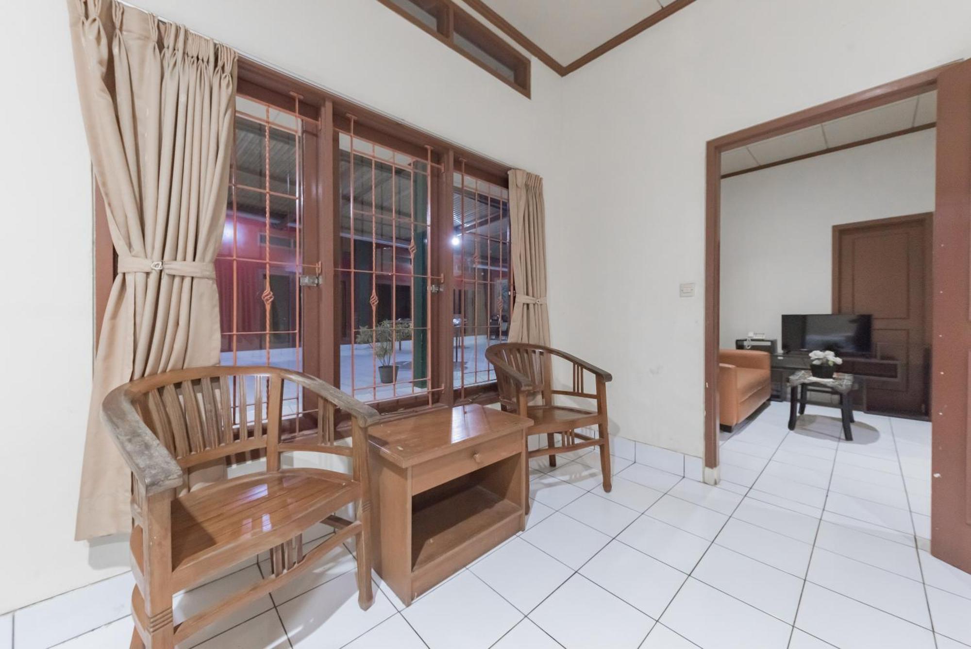 Reddoorz Plus At Hotel Griya Astoeti Bogor Exteriör bild